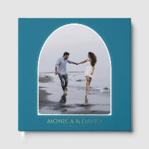 Boda minimalista con arco azul turquesa moderno