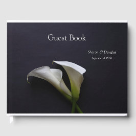 Libro De Visitas Calla se asienta en un fondo oscuro