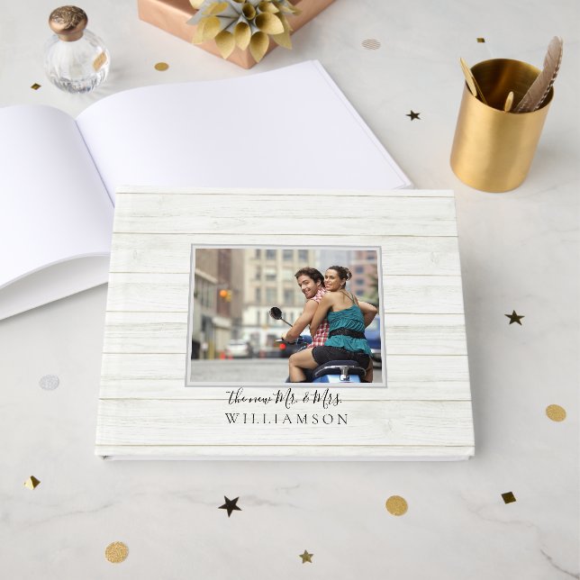 Libro De Visitas Elegante Script Rustic Wood Nuevo Sr. Y Sra. Photo (Anverso Abierto)
