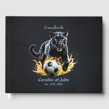 Leopardo negro jugando con un fútbol.