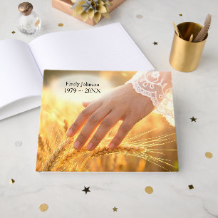 Libro De Visitas Mujer del memorial tocando trigo con la mano