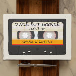 Libro De Visitas Retro Oldie Pero Goodie Cassette Tape Boda<br><div class="desc">Guay retro cassette videollamadas libro de invitados de la fiesta de bodas con el texto "oldie but goodie" y año de aniversario. Personalizar el texto y agrega los nombres de la pareja recién casada para un libro de visitas fiesta personalizado. Ideal para los amantes de la música clásica y antigua....</div>