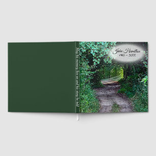 Libro De Visitas Simpatizantes en un sendero forestal