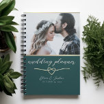 Libro del planificador de la boda fotográfica verd<br><div class="desc">Planee su día de ensueño con estilo con este elegante cuaderno de planeamiento de bodas verde esmeralda. Cuenta con una foto personalizado en la parte superior, un guión de caligrafía dorada y un romántico diseño de corazón entrelazado. Personalice con nombres y fecha de boda. Perfecto para organizar todos los detalles,...</div>