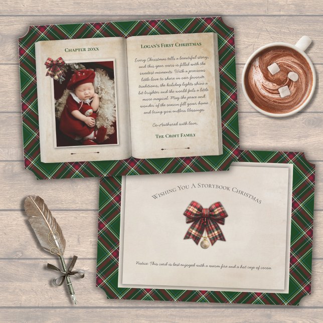 Libro único del primer Navidad del bebé con tema d (Front and back view of baby's first Christmas storybook card in forest green tartan plaid.)