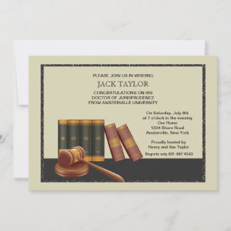 Libros de leyes e invitación a graduación de gallo