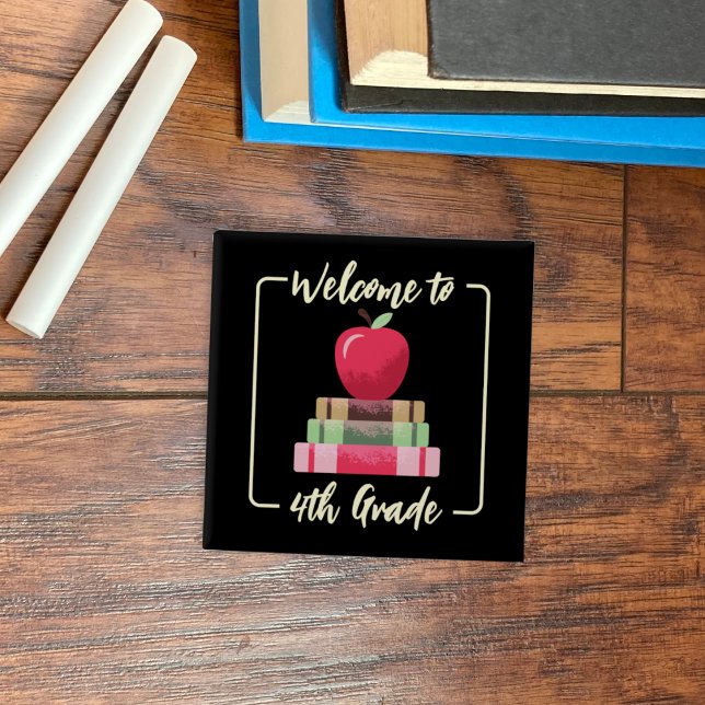 Libros de regreso a la escuela botón negro de Appl (Back-to-school red apple and books faux chalkboard square button . )