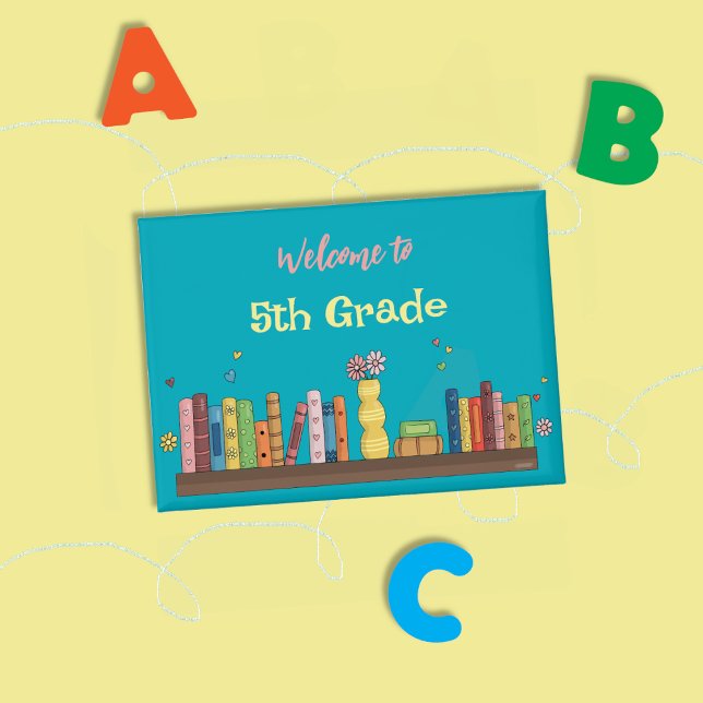 Libros de regreso a la escuela en un botón de ancl (Back-to-school watercolor books on shelf teal pin button.)