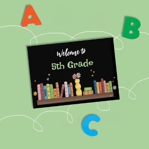 Libros de regreso a la escuela sobre el botón negr