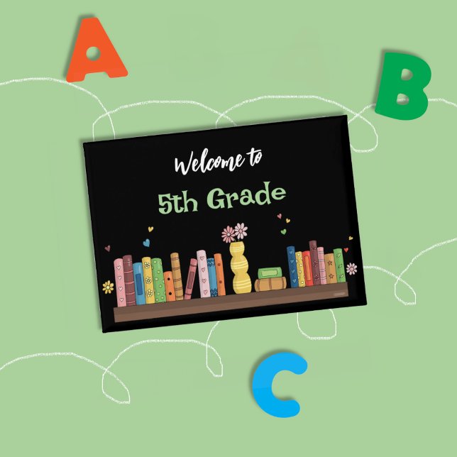 Libros de regreso a la escuela sobre el botón negr (Back-to-school watercolor books on shelf black button with grade level .)