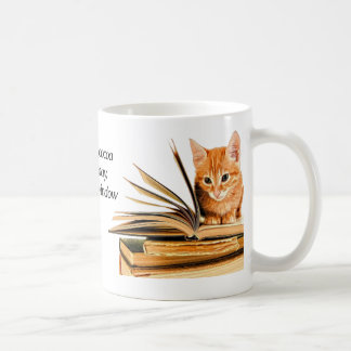 Libros y taza del gatito