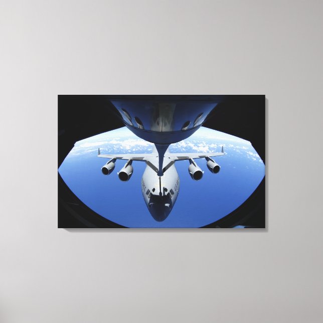 Lienzo A C-17 Globemaster III recibe combustible (Anverso)