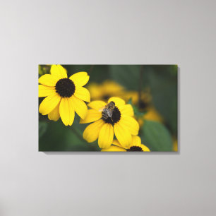 Lienzo abeja encima de la flor amarilla