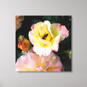 Lienzo Abejas con flores de rosas amarillas rosas