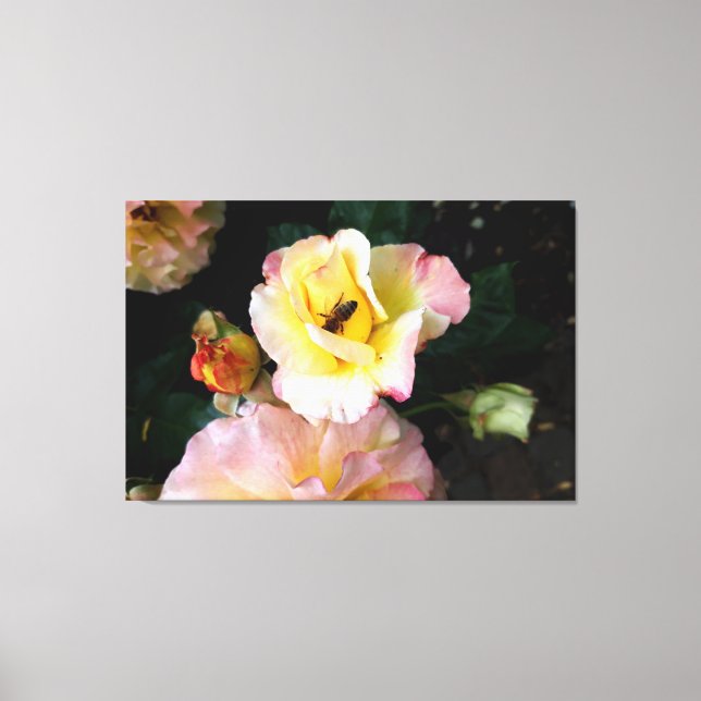 Lienzo Abejas con flores de rosas amarillas rosas (Anverso)