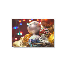 Adornos Navideños Coloridos en Cesta