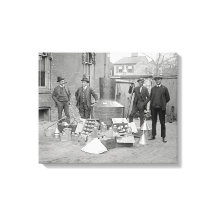 Agentes de Prohibición con Alambique de Moonshine,