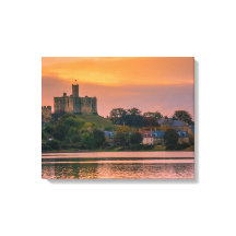 Aldea Warkworth y castillo al atardecer