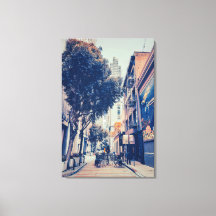 Alleyway de la ciudad con el café