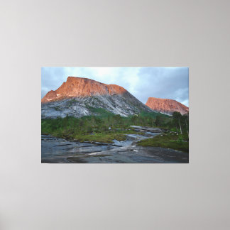 Lienzo Alpenglow en las montañas noruegas