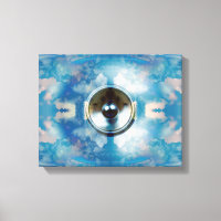 Altavoz musical en un cielo azul turbio