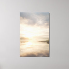 Lienzo Amanecer dorado reflejado en lago brumoso