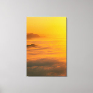 Lienzo Amanecer otoñal mágico sobre las nubes