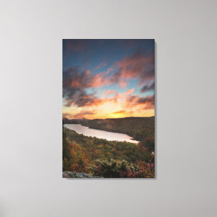 Lienzo Amanecer vívido sobre el lago de las nubes en otoñ