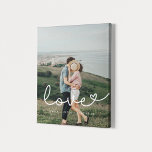 Lienzo Amar la linda y caprichosa foto de la pareja de gu<br><div class="desc">Muestra tus fotos bodas favoritas con esta impresión moderna,  con la palabra Amor en un hermoso superpuesto de texto. Puede cambiar fácilmente el color y el tamaño del texto para que se ajuste a su imagen.</div>