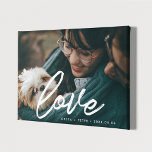 Lienzo Amar la tipografía moderna foto de pareja superpue<br><div class="desc">Muestra tus fotos bodas favoritas con esta impresión moderna,  con la palabra Amor en un hermoso superpuesto de texto. Puede cambiar fácilmente el color y el tamaño del texto para que se ajuste a su imagen.</div>