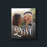 Lienzo Amor Moderno Foto de Boda Personalizada Iniciales<br><div class="desc">Convierte tu foto favorita de boda o compromiso en una impresionante pieza de arte para la pared con esta impresión en lienzo de la monograma personalizada de la pareja para boda con el diseño Modern Love. Diseñada con líneas limpias, tipografía suave moderna y una monograma sofisticada, este lienzo transforma tu...</div>