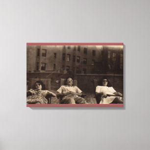 Lienzo Años 1940 tres personas descansando en el tejado