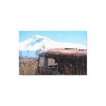 Ararat y viejo bus soviético en Armenia