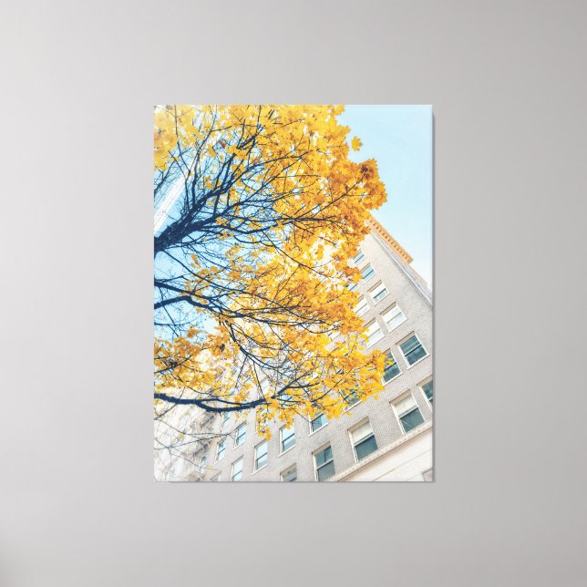 Lienzo Árbol de otoño y fachada de construcción (Anverso)