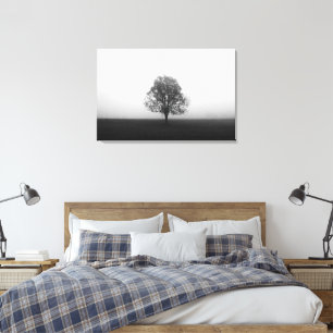 Lienzo Árbol solitario en niebla blanco y negro
