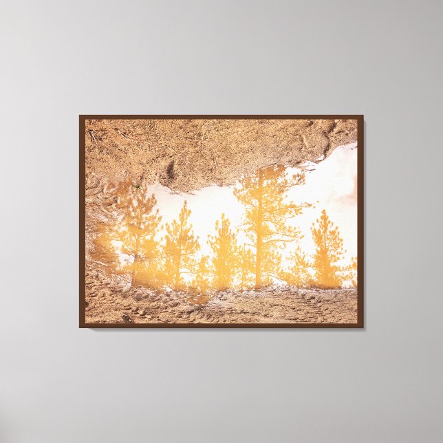 Lienzo Árboles reflectando en agua de charco de barro llu (Anverso)