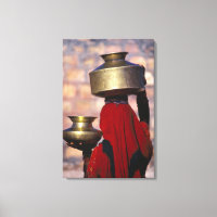 Asia, India, Rajasthan. Una mujer local con un roj