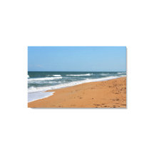 Ataque marítimo de olas de playa que se estrellan