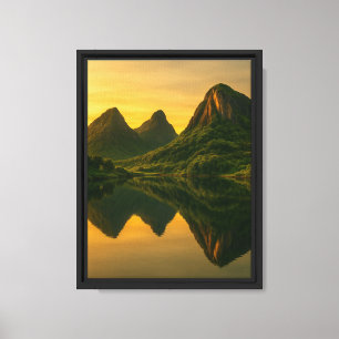 Lienzo Atardecer dorado sobre el pacífico lago de montaña