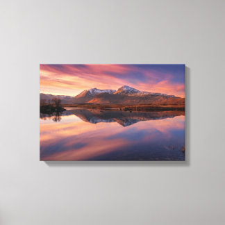 Lienzo Atardecer rosa en Rannoch Moor en marzo