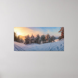 Lienzo Atardecer sobre bosque de nieve congelado cerca de