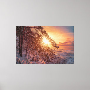 Lienzo Atardecer sobre el mar y el pino nevado