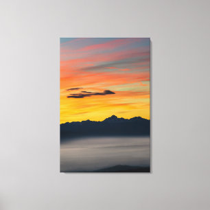 Lienzo Atardecer sobre el valle de niebla de Triglav