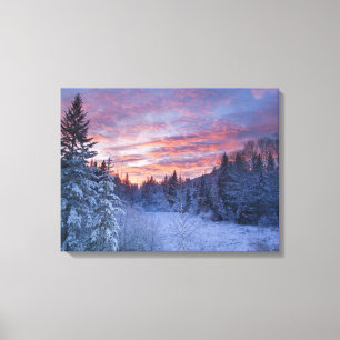 Lienzo Atardecer vívido pinta el cielo sobre invernal