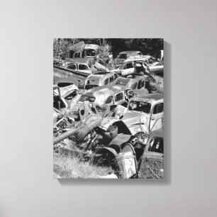 Lienzo Automóviles de época escapando en un patio de coch