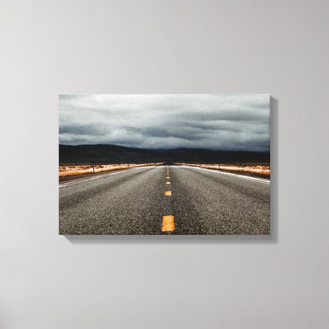 Lienzo Autopista A Montañas Bajo Cielos Nublados (Anverso)