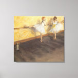 Lienzo Bailarinas en el bar de Edgar Degas, ballet de épo<br><div class="desc">Bailarines Practicando en el Barre (1877) de Edgar Degas es una pintura de arte fino impresionista vintage con dos bailarinas chicas. Los bailarines de ballet están ensayando, estirando y bailando en el bar antes de su recital de baile de ballet. Sobre el artista: Edgar Degas (1834-1917) es considerado como uno...</div>