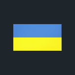 Lienzo Bandera de Ucrania, ucraniano Slava Ukraini Слава<br><div class="desc">Los colores de la bandera de Ucrania, azul y amarillo, han ondeado durante siglos sobre una tierra rica en historia y espíritu. El azul representa el vasto cielo ucraniano, mientras que el amarillo simboliza los campos de trigo dorado que se extienden por sus fértiles llanuras. Este símbolo simple pero poderoso...</div>