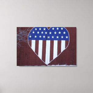 Lienzo Bandera en forma de corazón pintada en granero des