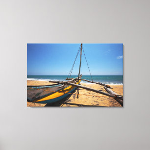 Lienzo Barco de pesca amarrado en la playa